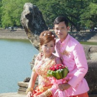 Spalvingi_jaunieji_Angkore.JPG